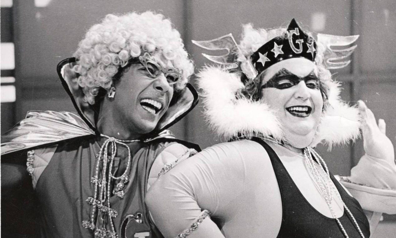 Eliezer Motta, como Carlos Sueli, e Jô, como o Capitão Gay em cena de "Viva o gordo" Foto: Divulgação