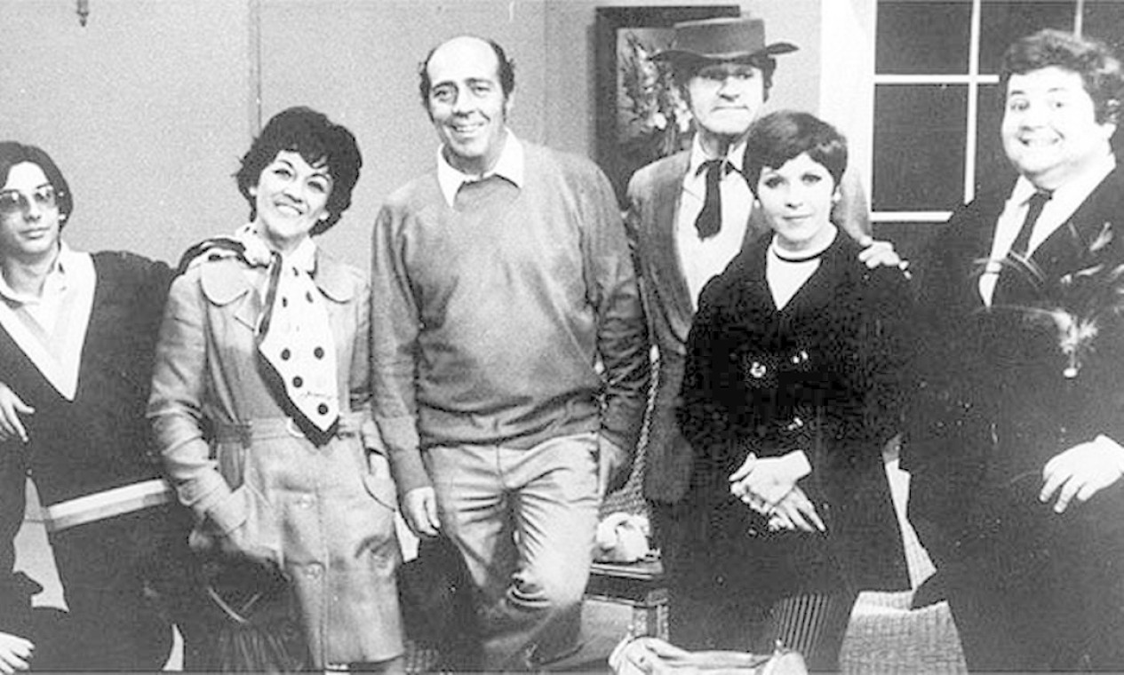 O elenco do humorístico "A família Trapo", da década de 1960, no qual Jô Soares interpretava o mordono Gordon. Foto: Reprodução