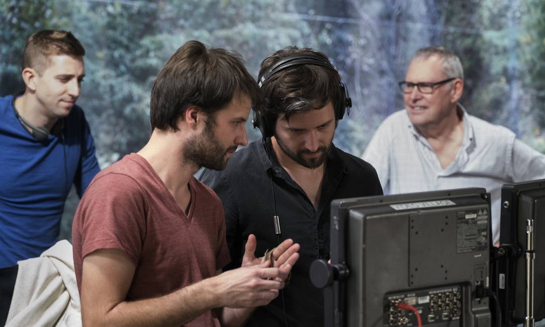 Stranger Things': Elenco usa câmeras analógicas para filmar bastidores