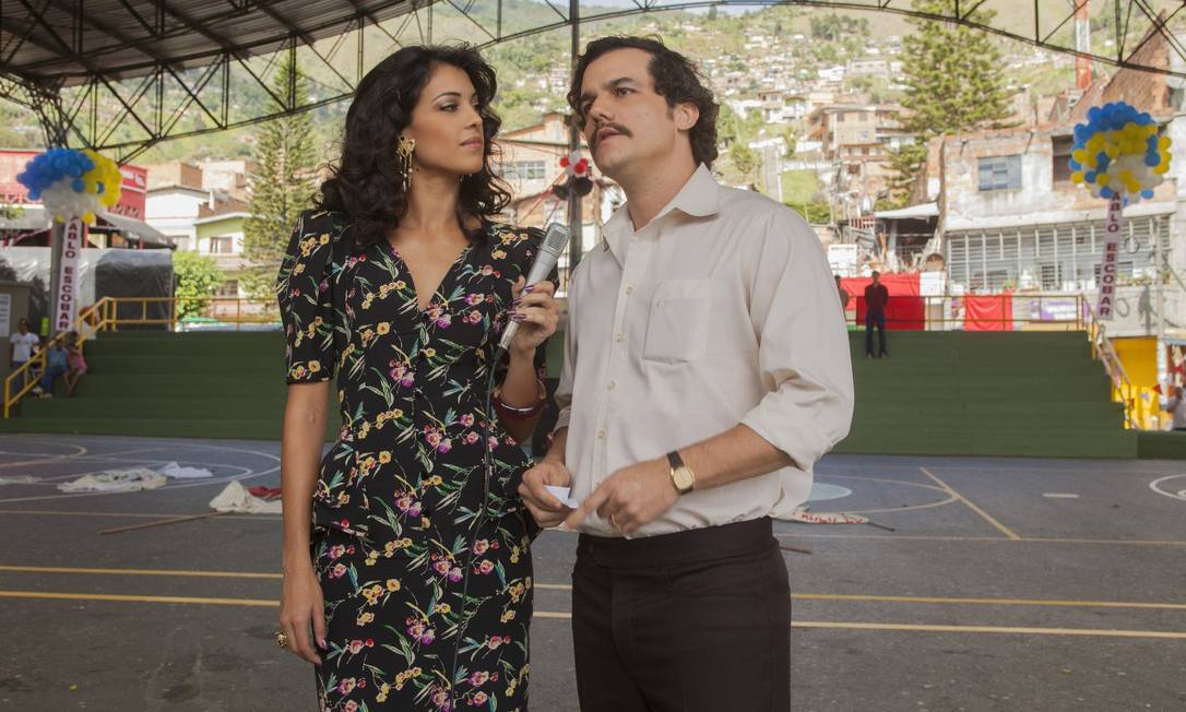 Valéria Velez (Stephanie Sigman) e Pablo Escobar (Wagner Moura), na primeira temporada de 'Narcos' Foto: Divulgação