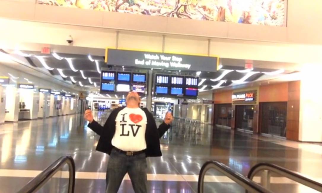 Passageiro passa a madrugada sozinho em aeroporto e grava clipe de ‘All