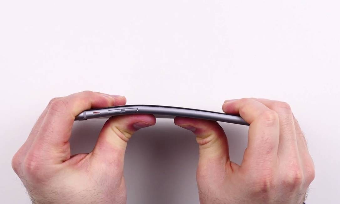 Teste feito por Youtuber mostra que iPhone 6 Plus deforma com simples pressão das mãos Foto: Unbox Therapy