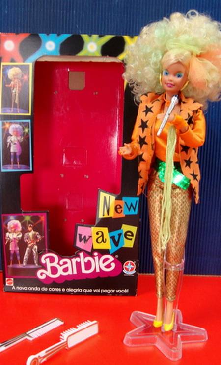 Barbie New Wave: boneca acompanhava o estilo dos anos 1980. Para ficar em pé, uma base em forma de estrela a acompanhava, assim como pente e escova Foto: Flickr/wagner_arts/Creative Commons