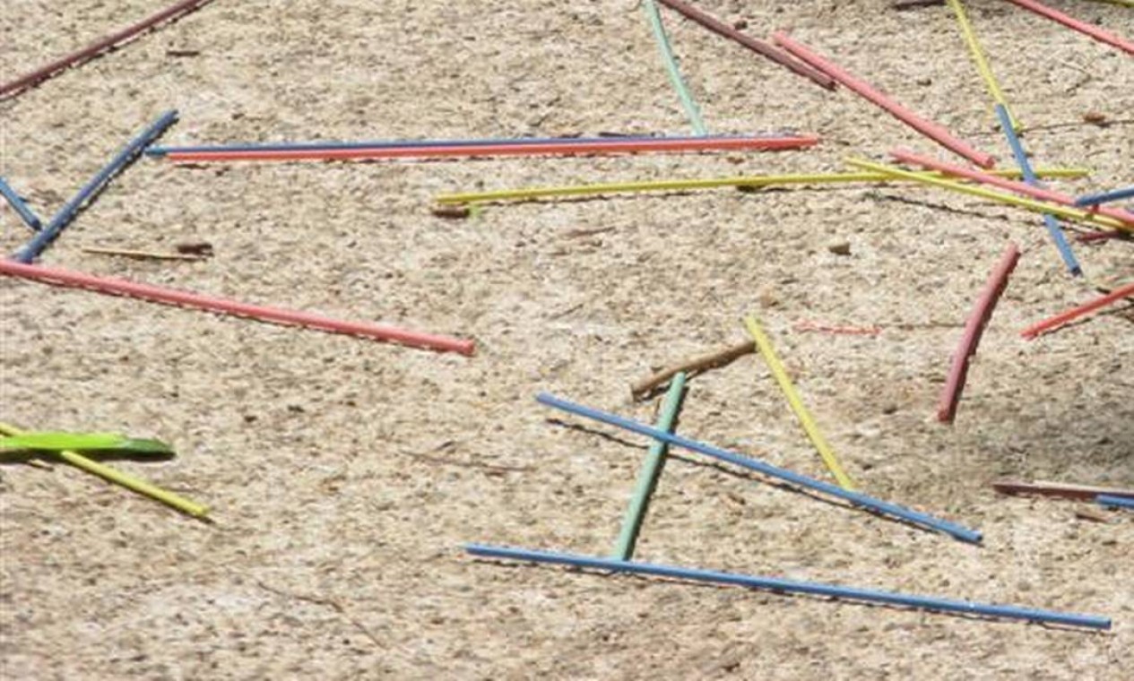 Pega-varetas: brinquedo tradicional que faz sucesso há décadas. Hoje, há uma versão com as pontas mais arredondadas para evitar acidentes Foto: Flickr/Luciana Monte/Creative Commons