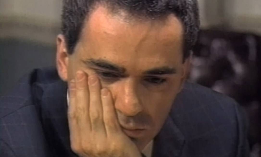 Garry Kasparov infinitamente amuado segundos antes de se levantar da mesa de jogo, entregando os pontos no 19º lance da 6ª partida, em 11 de maio de 1997 Foto: Reprodução