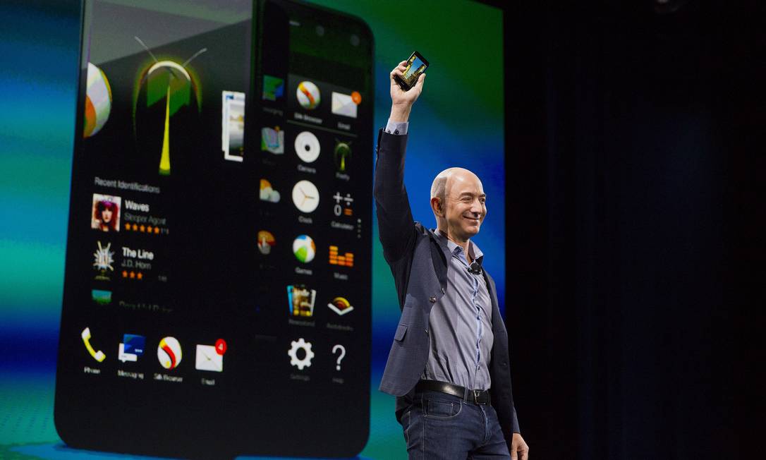 Jeff Bezos, CEO da Amazon, mostrando o hoje fracassado Fire Phone em evento nos Fremont Studios in Seattle Foto: Mike Kane / Bloomberg