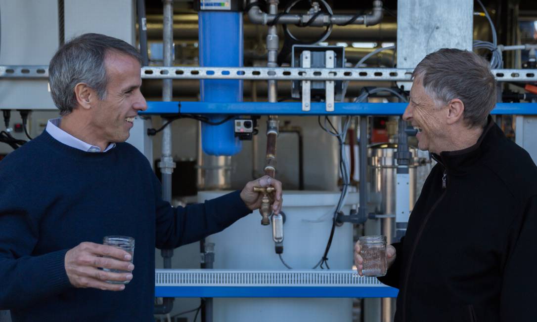 Bill Gates testa máquina que produz água potável a partir de dejetos Foto: Reprodução