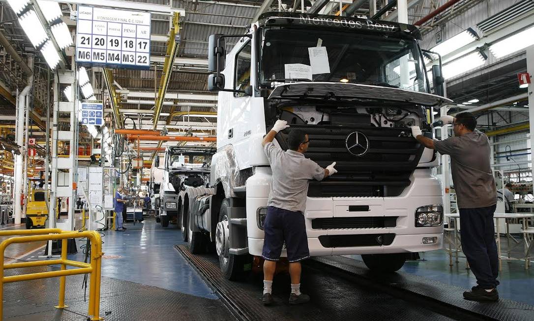 Linha de montagem de caminhões da Mercedes-Benz, que dá férias coletivas na segunda quinzena de abril por falta de chips para a produção Foto: Divulgação