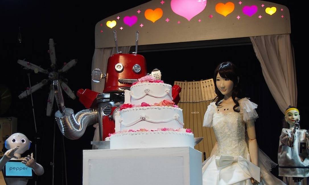 Da esquerda para a direita, o celabrante Pepper, o noivo Frois, e a noiva Yukirin. O quarto autônomo era apenas um figurante Foto: Reprodução / Japan Trends
