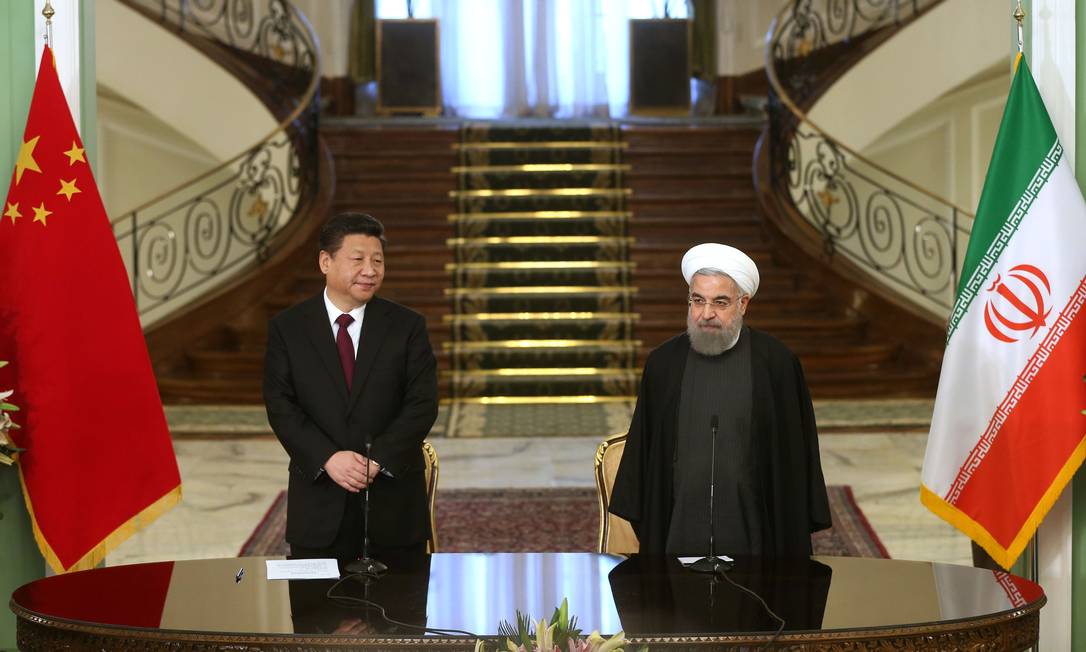 Presidente da China, Xi Jinping, e chefe de Estado do Irã, Hassan Rouhani Foto: Ebrahim Noroozi / AP