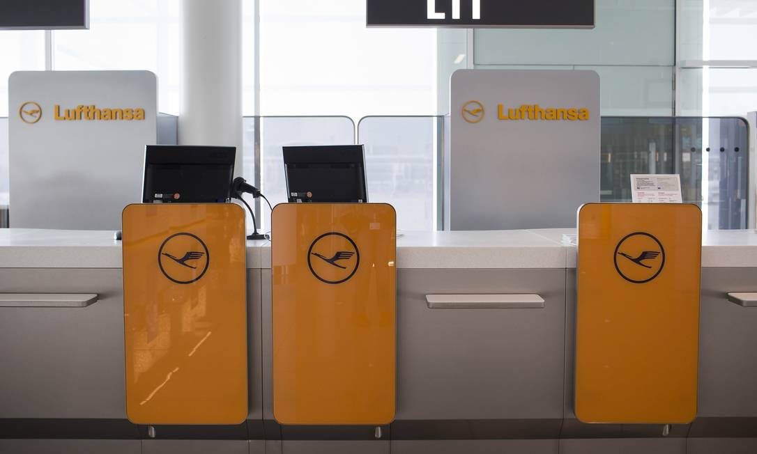 Balcão da Lufthansa no aeroporto de Munique Foto: Jasper Juinen / Bloomberg