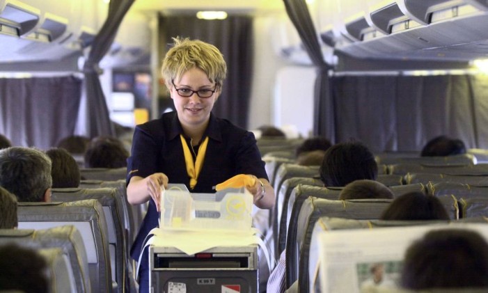 Serviço de bordo em avião da Lufthansa Foto: Axel Seidemann / Bloomberg News