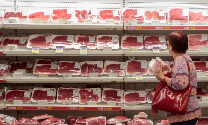 Seção de carnes em supermercado no Rio Foto: Pedro Kirilos / Agência O Globo