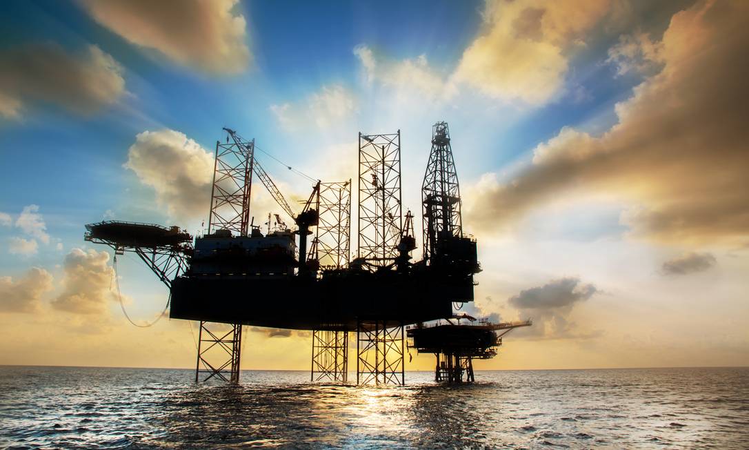 Plataforma de petróleo: futuros de Brent subiram US$ 2,14, ou 3,1%, atingindo US$ 70,74 Foto: Reprodução