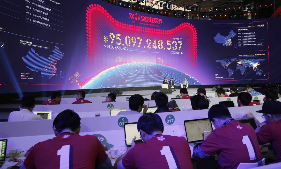 Painel mostra o desempenho de vendas do grupo Alibaba no Dia dos Solteiros Foto: Kin Cheung / AP