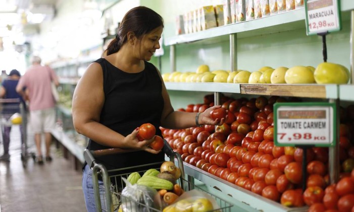 Preços dos alimentos em queda têm ajudado na deflação Foto: Domingos Peixoto / Agência O Globo