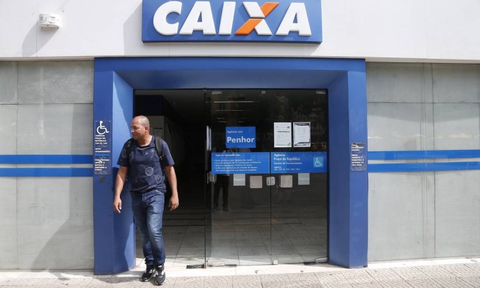 Alexandre Peres vai à Caixa mais de uma vez para conseguir sacar saldo integral do FGTS em contas inativas Foto: Marcos Alves / Agência O Globo