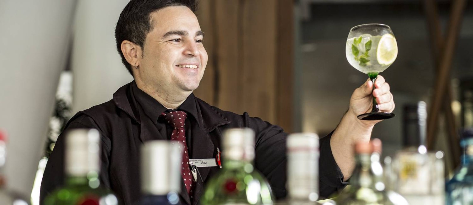 O “barman” José Días cuida da carta de bebidas da gintoneria Donostia, no Lagoon Gourmet: drinques agradam a jovens na faixa dos 30 anos, homens e mulheres Foto: Ana Branco / O Globo