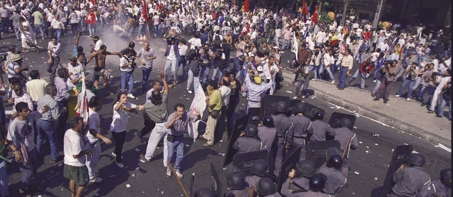 As ruas do Centro do Rio ficaram tomadas por protestos contra a privatização da Vale em 29 de abril de 1997. Foto: Fernando Maia / Agência O Globo