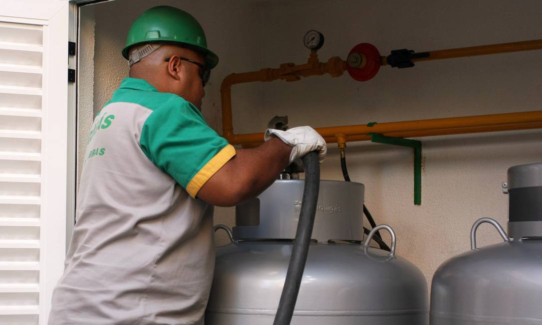 Liquigás abastecendo um tanque de gás em condomínio residencial Foto: Angelo Antonio Duarte / Agência O Globo