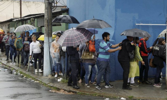 Resultado de imagem para Milhares de pessoas passam a noite em fila de emprego no Rio