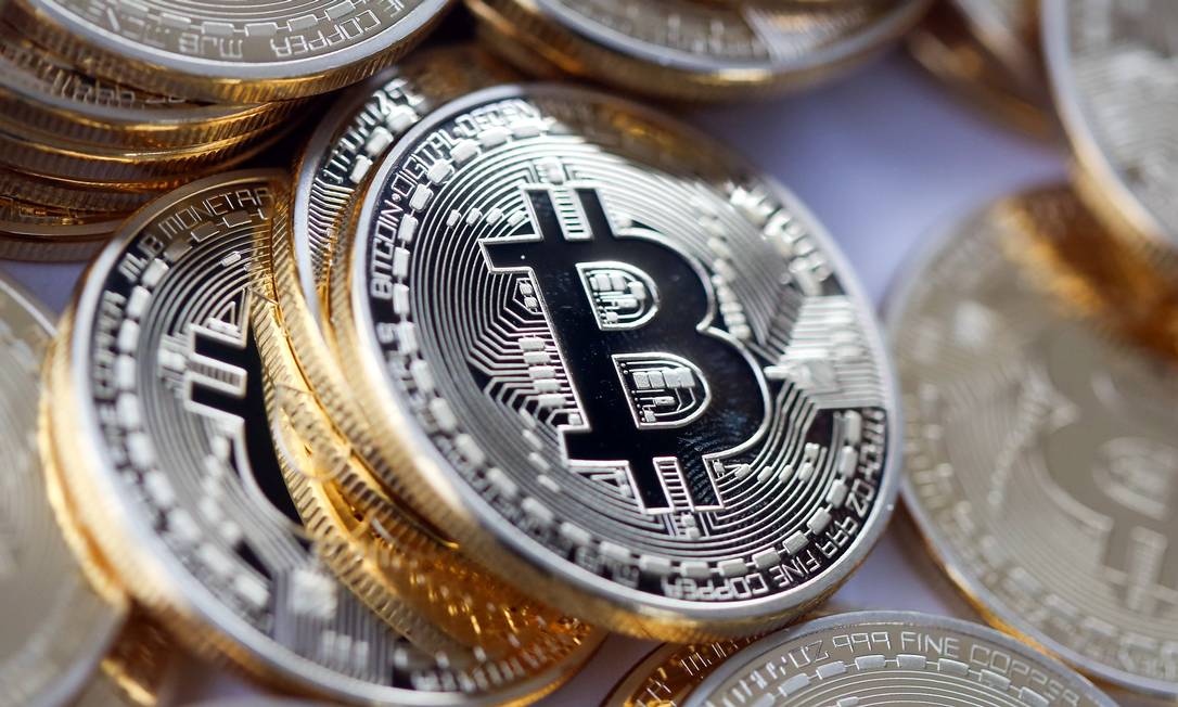 Imagem ilustrativa que representa a Bitcoin, principal criptomoeda e que circula apenas em ambiente digital Foto: Chris Ratcliffe / Bloomberg