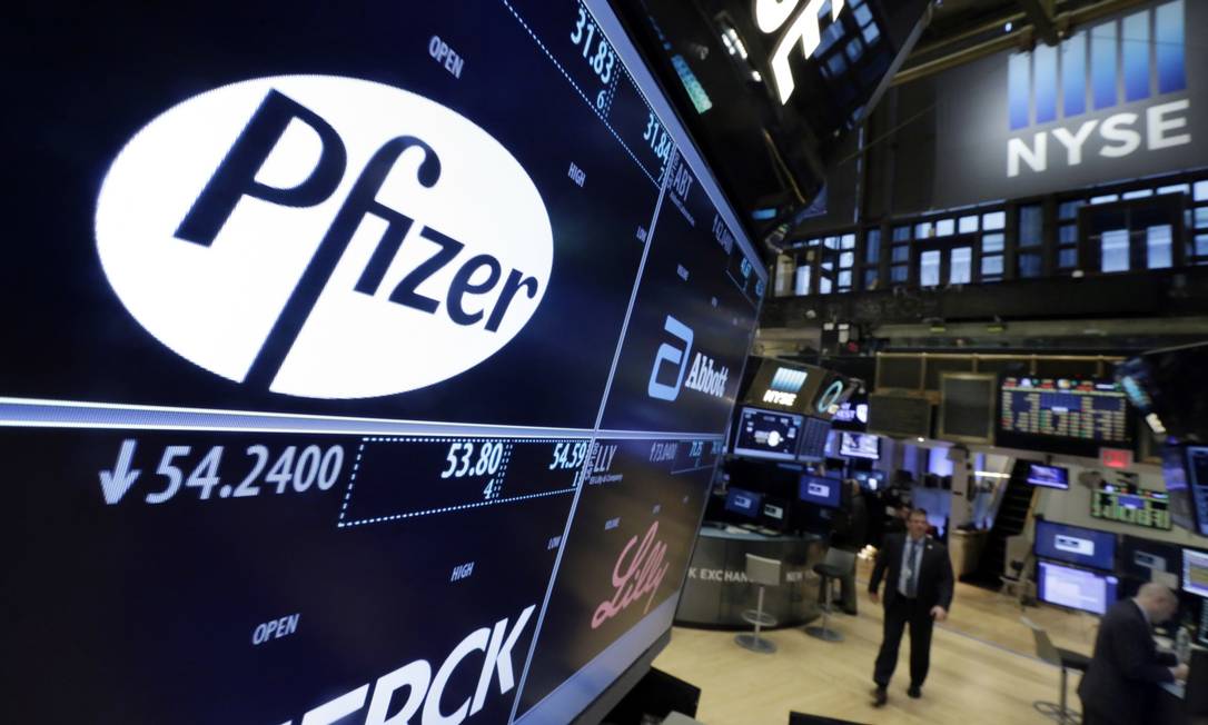 Logo da Pfizer em uma tela na Bolsa de Nova York Foto: Richard Drew / AP