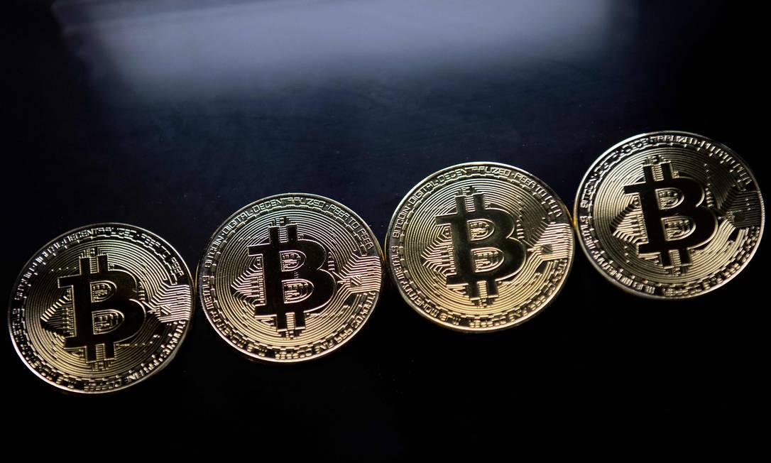 Bitcoins enfileiradas Foto: JUSTIN TALLIS / AFP
