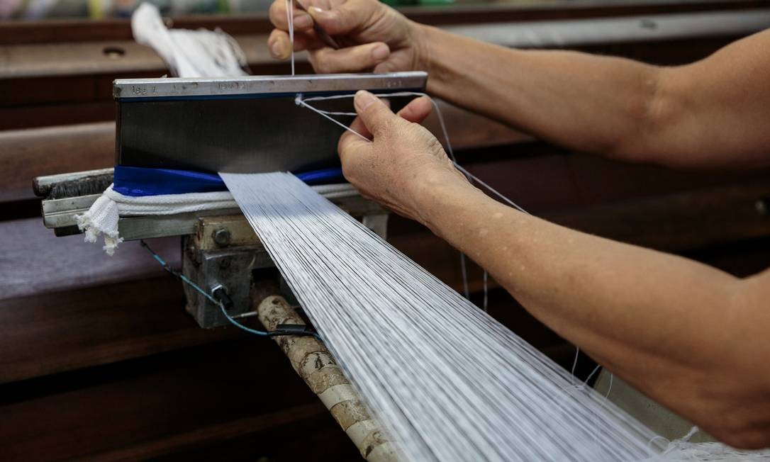 Trabalhadora opera máquina em indústria têxtil de Nova Odessa, em São Paulo Foto: Patricia Monteiro / Bloomberg