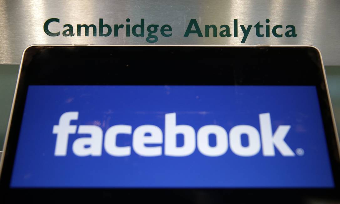 A laptop mostra o logo do Facebook e da Cambridge Analytica
Foto: DANIEL LEAL-OLIVAS / AFP