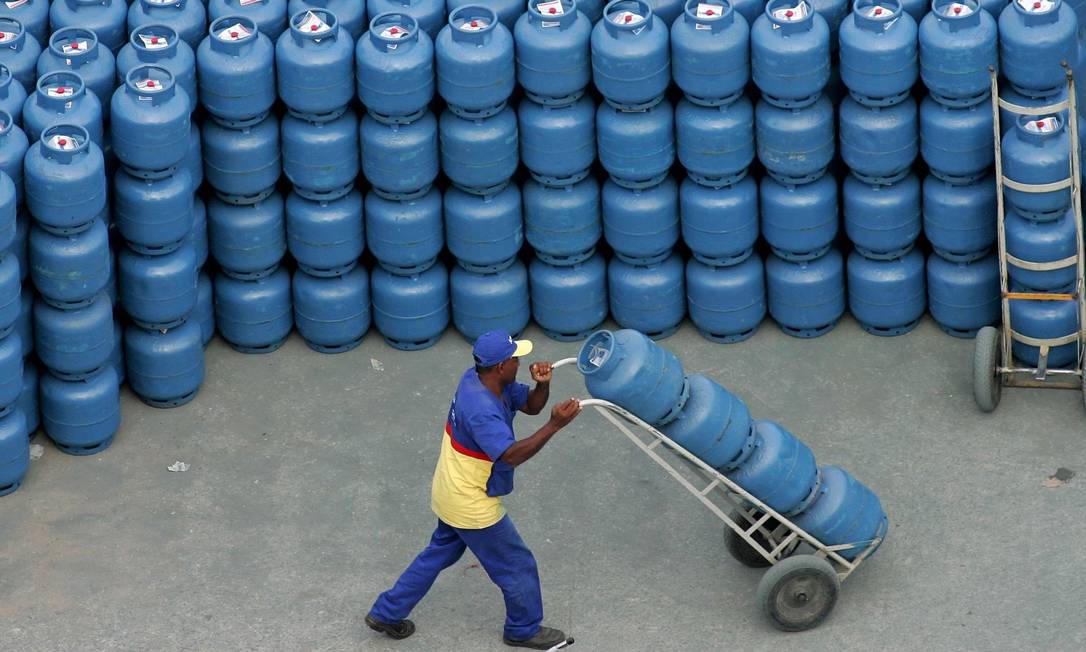Governo avalia criar vale-gás bimensal para completar a compra do botijão Foto: Caetano Barreira / Reuters