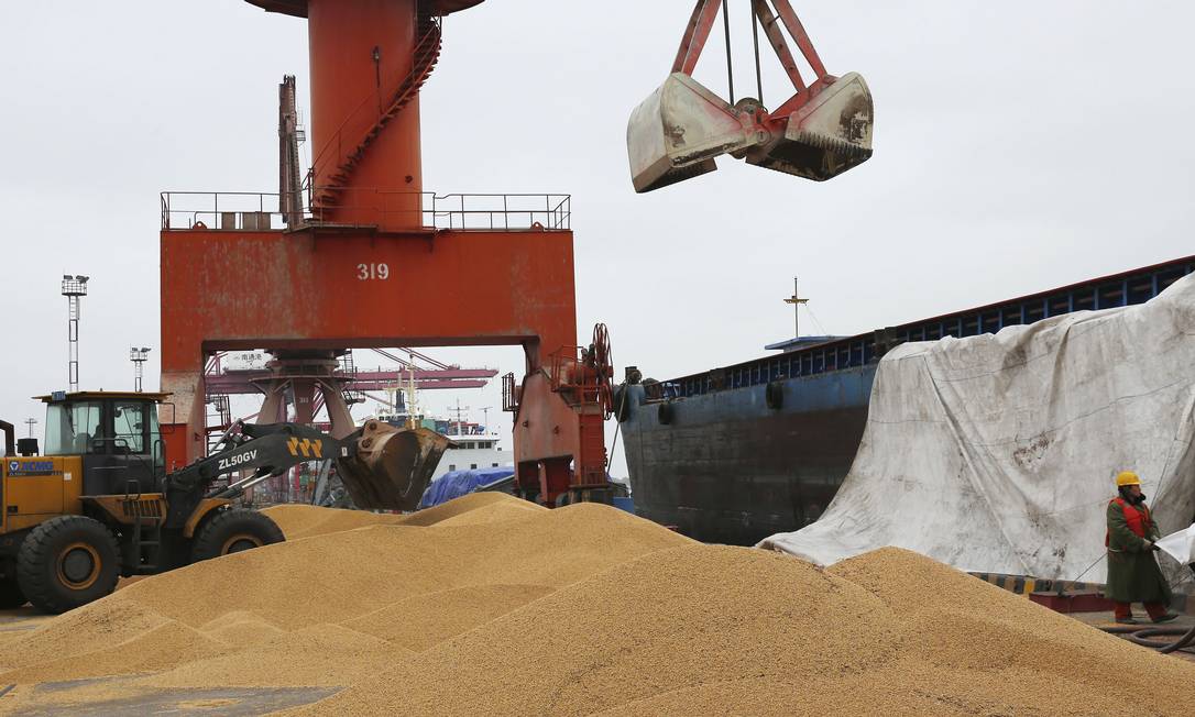
Trabalhadores do porto de Nantong, na China, carregam soja importada do Brasil
Foto:
/ AP
