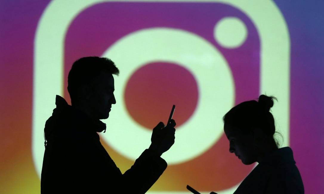 Pessoas em frente à logomarca do Instagram Foto: DADO RUVIC / REUTERS