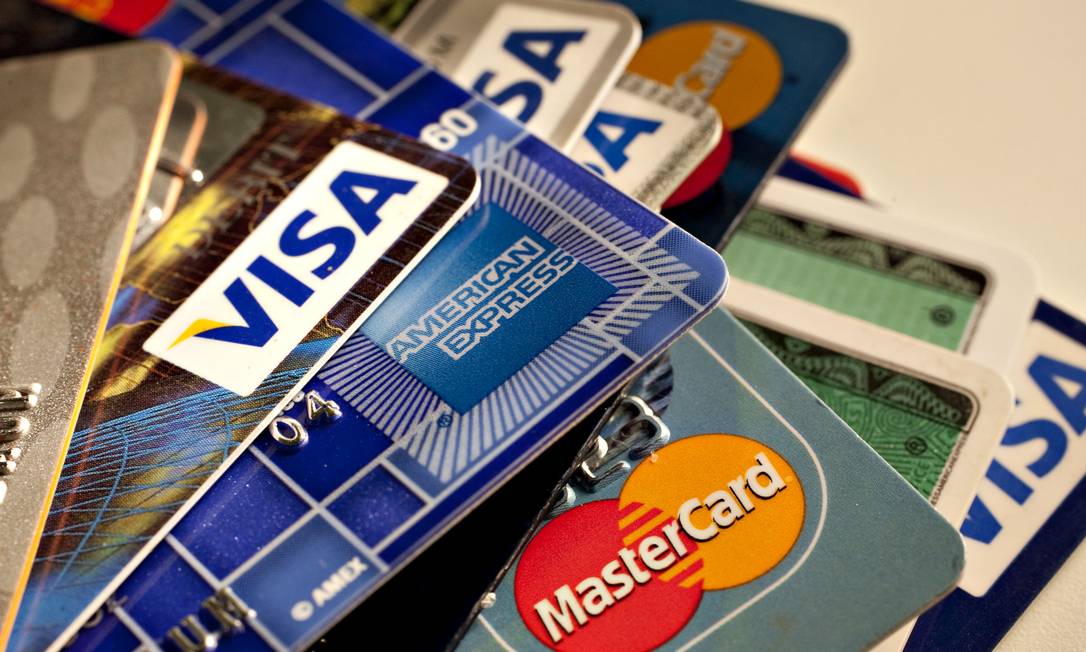 Cartões de crédito de diferentes bandeiras. Foto: Daniel Acker / Bloomberg