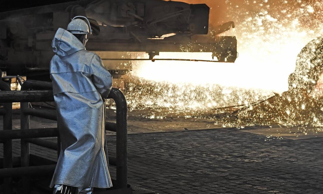 Trabalhador de usina siderúrgica
Foto: Martin Meissner / AP