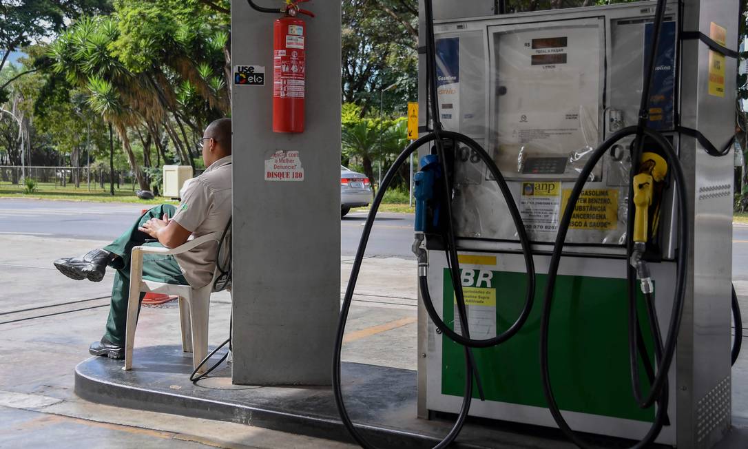 Atendente descansa em um posto de gasolina em Brasília, onde já não há mais combustível.
Foto: Evaristo Sá / AFP