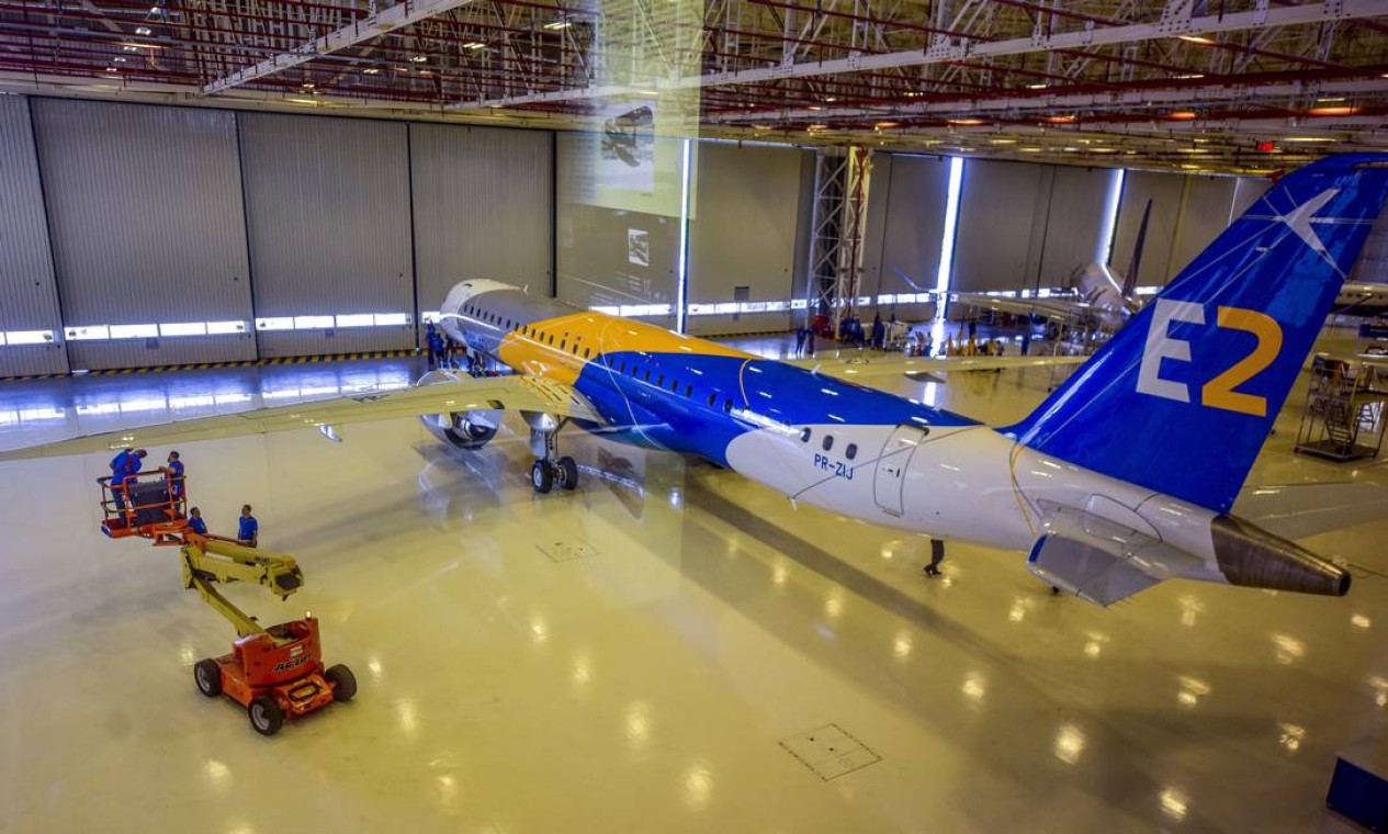 Em 2017, a Embraer apresentou o jato comercial E195-E2. A aeronave faz parte da nova geração mais eficiente no mundo, com economia de combustível de até 24%. Foto: Lucas Lacaz Ruiz/07/03/2017 / Agência O Globo