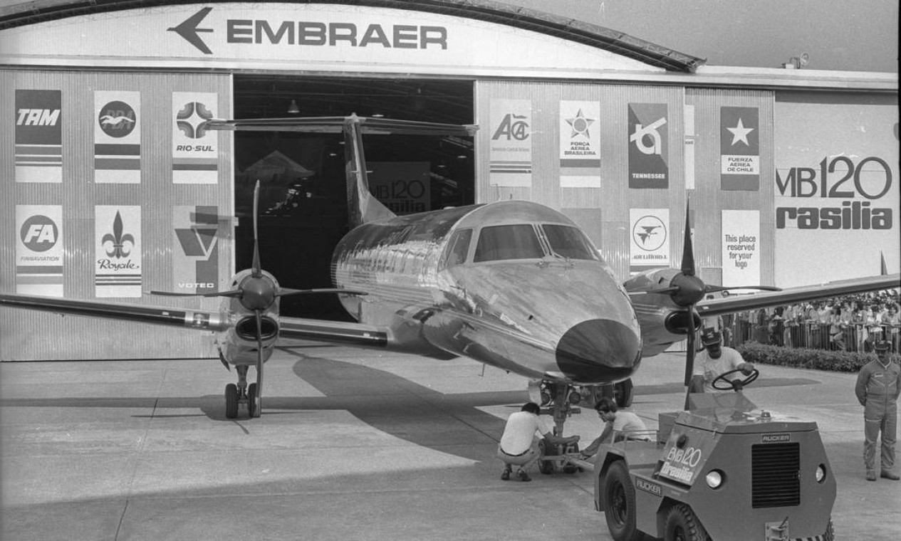 Após o sucesso do Bandeirante, a Embraer lançou o avião EMB 120 em 1979, com o nome Brasília. Foto: Antonio Carlos Piccino / Agência O Globo