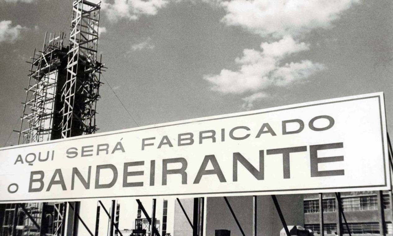 A Empresa Brasileira de Aeronáutica S.A (Embraer) foi criada em 19 de agosto de 1969 já com o projeto de construir o Bandeirante, primeiro avião brasileiro, o EMB-110. O projeto foi desenvolvido antes mesmo da fundação da Embraer, no Centro Técnico Aeroespacial (CTA). Foto: Divulgação/Embraer