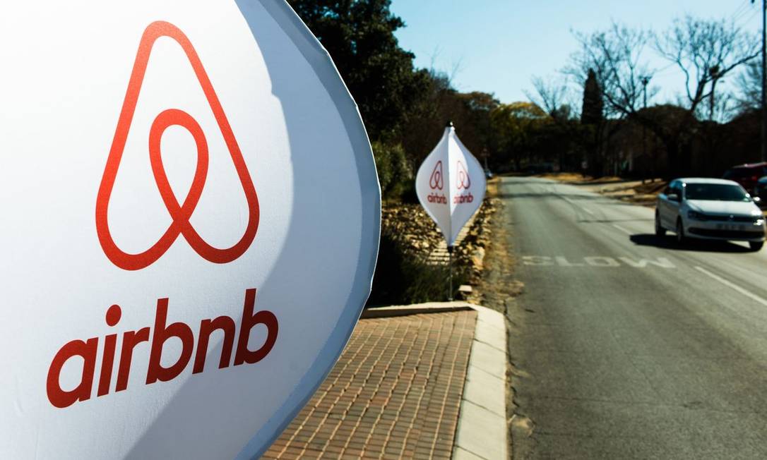 Logos do Airbnb em painéis espalhados em frente a u evento em Johannesburg, África do Sul.
Foto: Waldo Swiegers / Bloomberg
