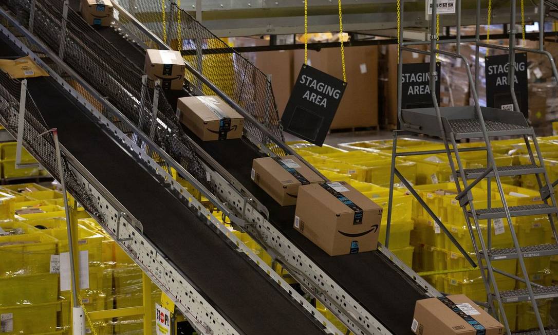 Pacotes com encomendas da Amazon passam por uma esteira na fábrica de Robbinsville, Nova Jersey. Foto: Bess Adler / Bloomberg