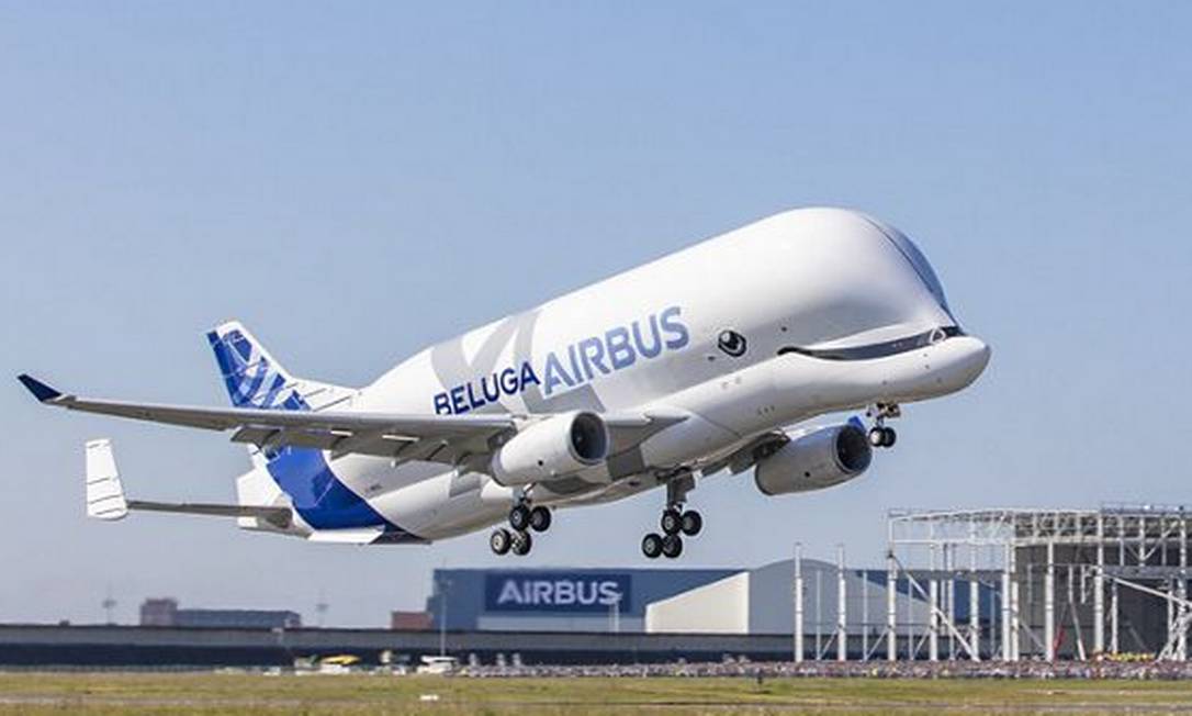 Avião ou baleia? Airbus faz primeiro voo de novo modelo da Beluga - Jornal  O Globo