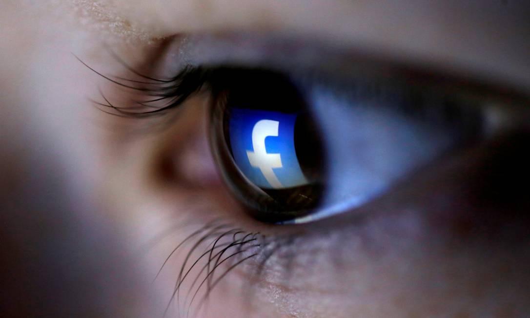 Foto mostra o logo do Facebook refletido no olho de uma pessoa.
Foto: Dado Ruvic / Reuters