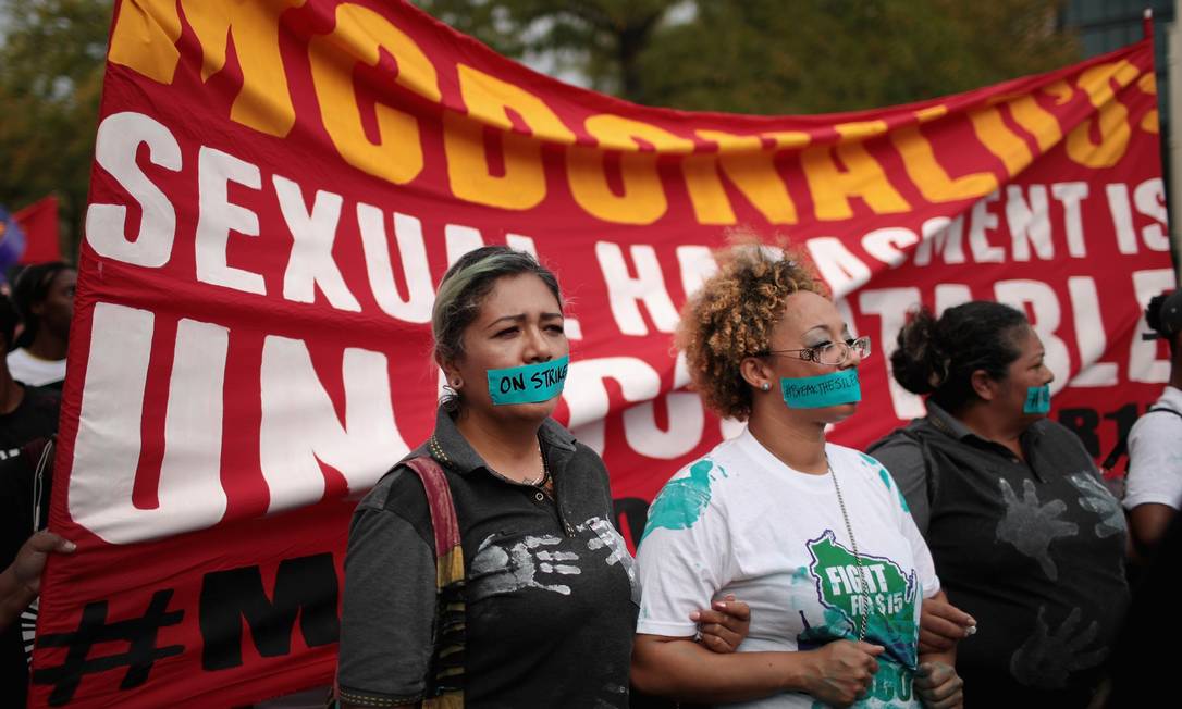 Funcionárias do McDonald's e ativistas fazem manifestação em frente à sede da rede em Chicago contra a política de combate ao assédio sexual da empresa.
Foto: SCOTT OLSON / AFP