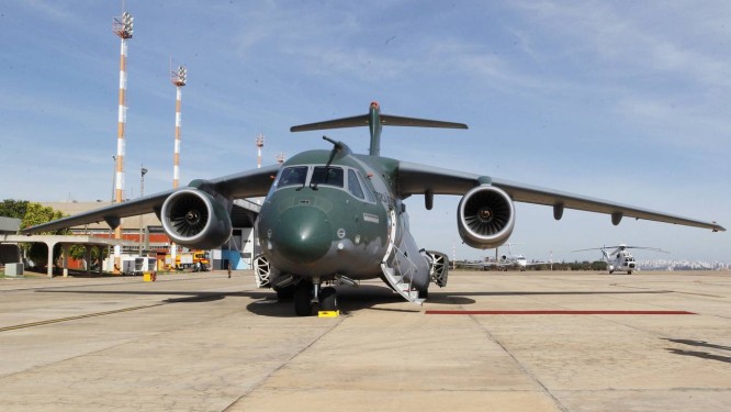 Aeronave KC-390 da Embraer, Base Aérea de Brasília Foto: Givaldo Barbosa / Agência O Globo