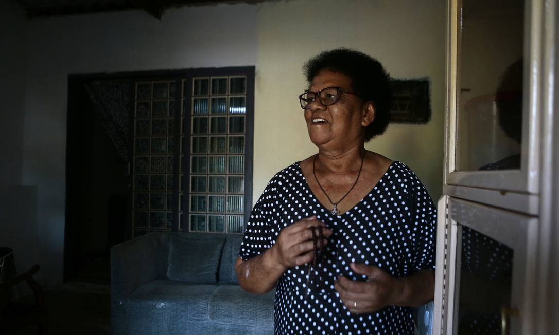 A aposentada Ana das Flores Santos, moradora do bairro Ipiranga, em Valparaíso, apresenta contracheque do INSS com desconto indevido Foto: Jorge William / Agência O Globo