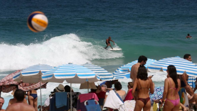 Praia na Zona Sul do Rio de Janeiro Foto: Custódio Coimbra / Agência O Globo