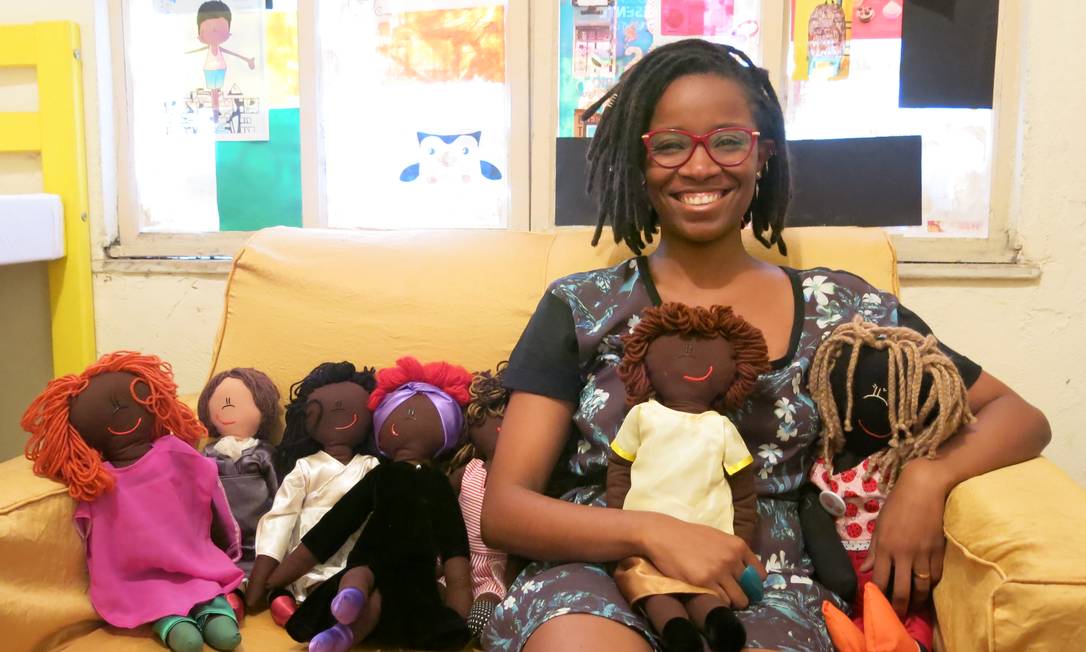 Jaciana Melquíades fabrica e comercializa bonecas para crianças negras na periferia do Rio Foto: Cíntia Cruz / Agência O Globo