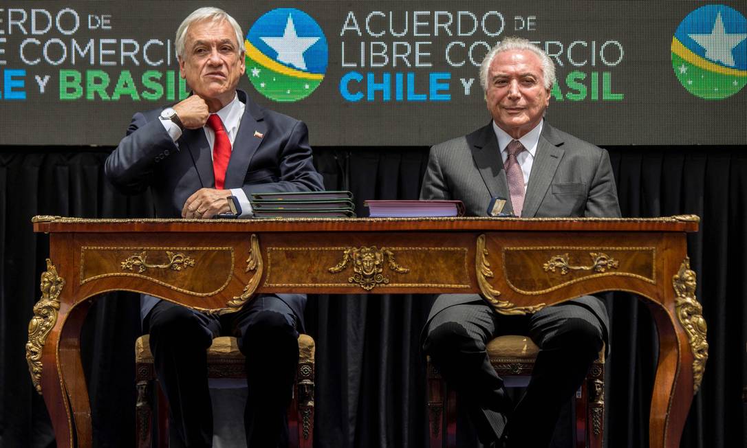 Presidente chileno, Sebastian Piñera, e Michel Temer assinam acordo de livre comércio, em Santiago Foto: MARTIN BERNETTI / AFP