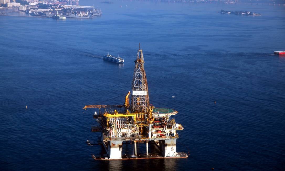 Plataforma de petróleo na Baía de Guanabara Foto: Genílson Araújo / Agência O Globo